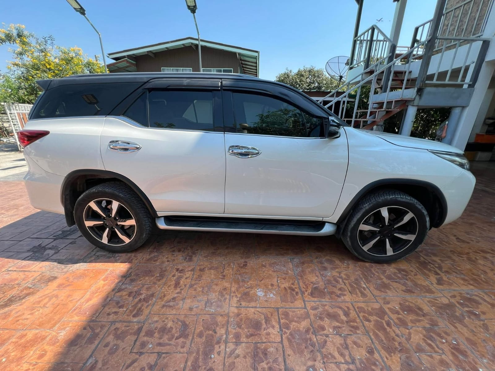 Car image 7